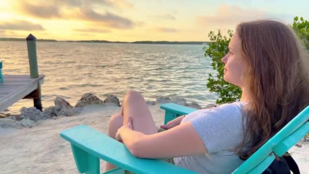 美丽的佛罗里达钥匙- -坐在平静的水边，欣赏日落 — 图库视频影像