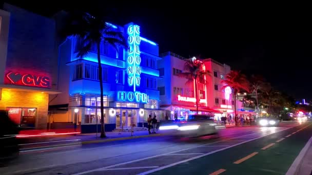 Färgglada Ocean Drive på Miami Beach på natten - timelapse skott - MIAMI, FLORIDA - RUARI 20, 2022 — Stockvideo