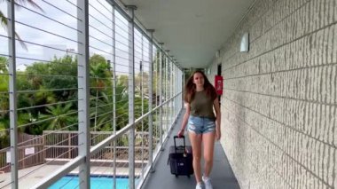 Genç bir kadın bir motelde kalıyor.