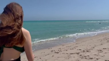 Turkuvaz mavisi okyanus suyuyla sahili geçmek - Miami Plajı