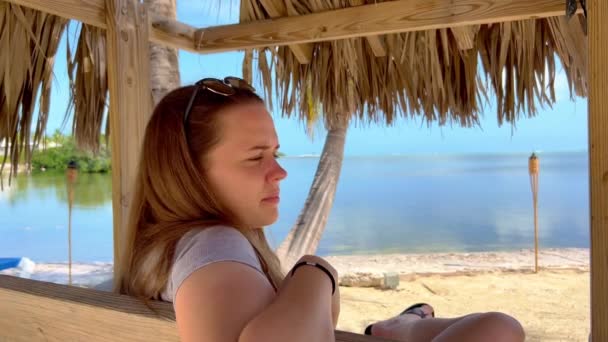 Geniet van de rust op een afgelegen Caribisch strand — Stockvideo