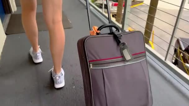 Junge Frau checkt in einem Motel ein — Stockvideo