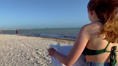 Key West 'te bir sahilde yürüyorum.