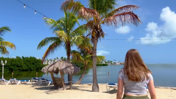 Giovane donna rilassante in una spiaggia di carrube — Video Stock
