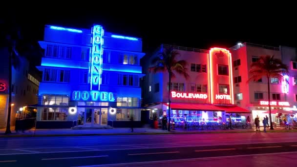 Colony Hotel at Ocean Drive at Miami Beach at night - timelapse shot - MIAMI, FLORIDA - 20 февраля 2022 — стоковое видео