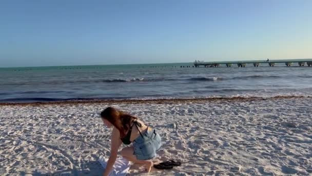 年轻女子躺在基韦斯特的海滩上 — 图库视频影像