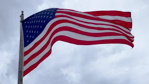 Enorma flaggan i USA vinkar i vinden — Stockvideo
