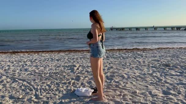 Junge Frau legt sich an einen Strand auf Key West — Stockvideo