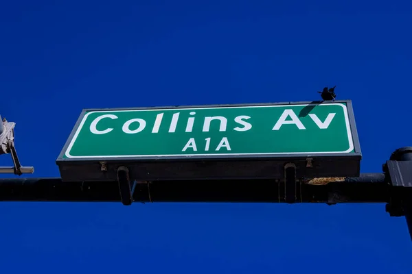 Berühmte Collins Avenue - Straßenschild in Miami Beach — Stockfoto