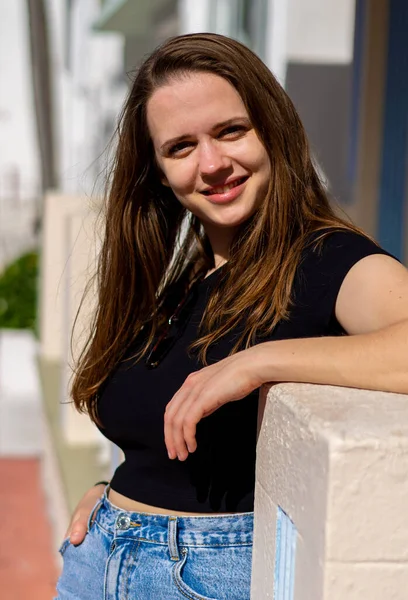 Menina bonita posando para a câmera no Art Deco District de South Beach Miami — Fotografia de Stock