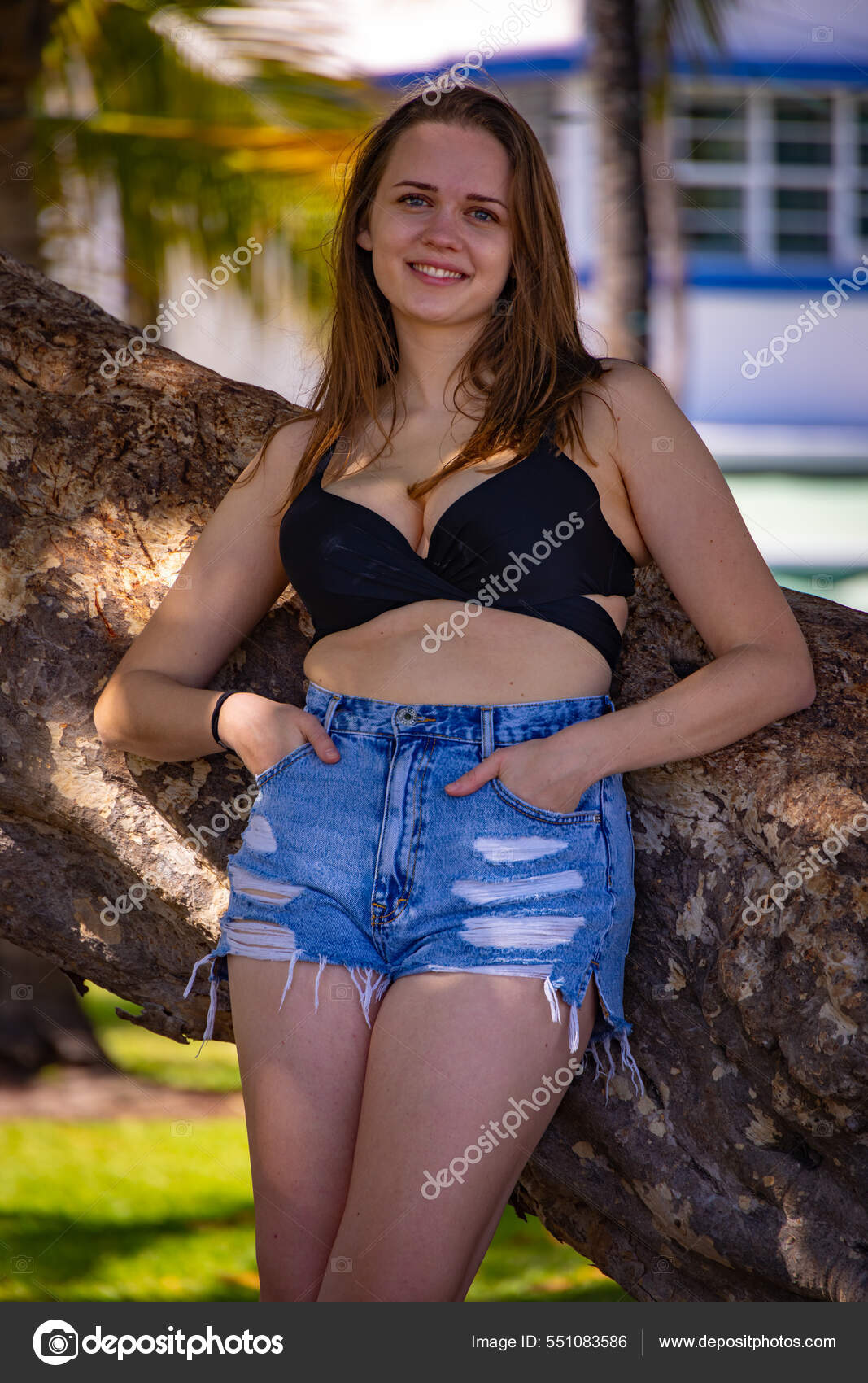 молодая жена позирует