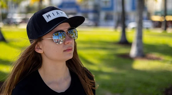 Jovem mulher em um vestido esportivo em South Beach Miami — Fotografia de Stock