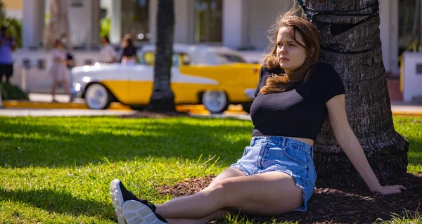 Junge Frau entspannt am Ocean Drive South Beach — Stockfoto