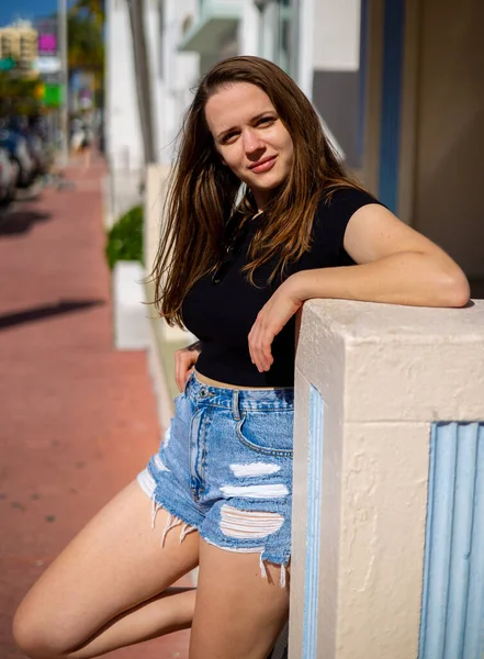 迈阿密南部海滩艺术装潢区的年轻女子在镜头前摆姿势 — 图库照片