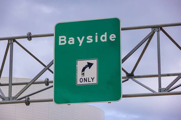Hinweisschild zu Bayside in Miami Downtown — Stockfoto