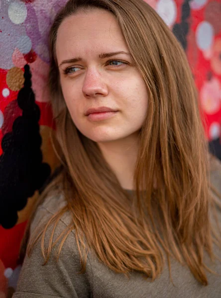 Nahaufnahme einer jungen Frau mit einem schönen Gesicht - Street-Style-Fotografie — Stockfoto