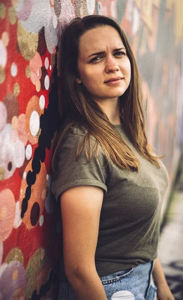 Rua estilo sessão de fotos com uma jovem mulher bonita nas ruas coloridas de Miami — Fotografia de Stock