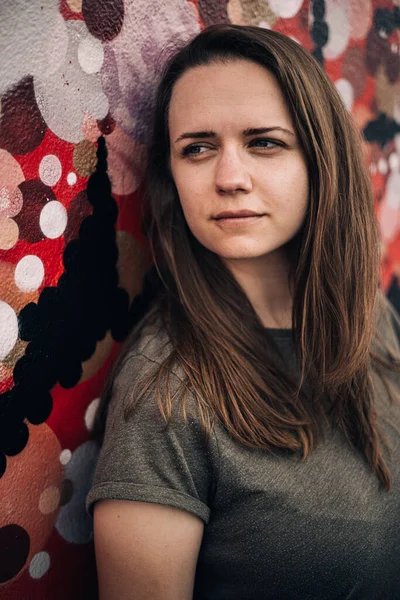 Close up tiro de jovem com uma cara bonita - fotografia de estilo de rua — Fotografia de Stock