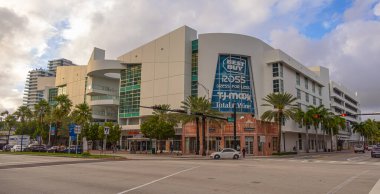 Miami Beach 'teki alışveriş merkezi - MIAMI, FLORIDA - 14 Şubat 2022