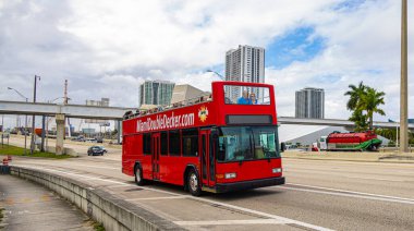 Miami Double Decker gezi otobüsü - MIAMI, FLORIDA - 14 Şubat 2022