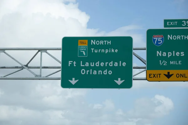 Vägskylt mot Orlando och Ft Lauderdale - MIAMI, FLORIDA - ΦRUARI 14, 2022 — Stockfoto