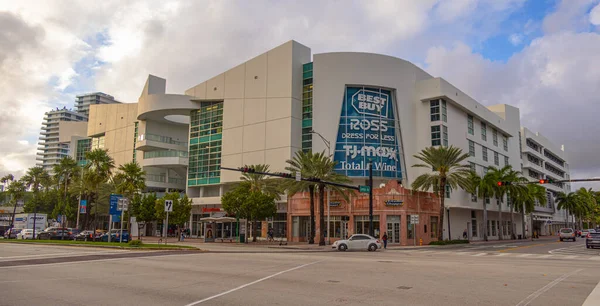 Winkelcentrum in Miami Beach - MIAMI, FLORIDA - FEBRUARI 14, 2022 — Stockfoto