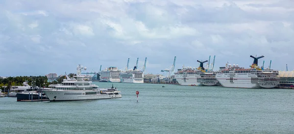 Grands navires de croisière dans le port de Miami - MIAMI, FLORIDE - 14 FÉVRIER 2022 — Photo