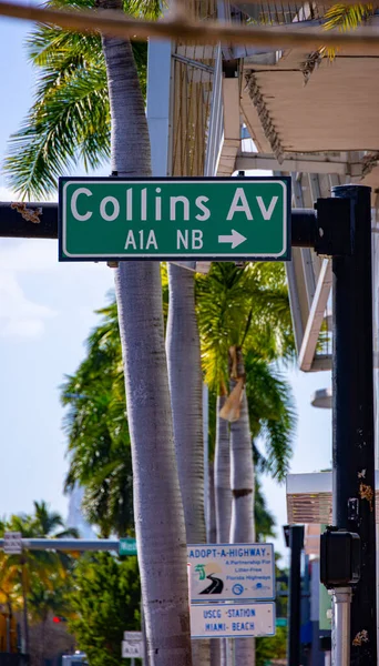 Miami Beacch 'teki Collins Caddesi tabelası - MIAMI, FLORIDA - 14 Şubat 2022 — Stok fotoğraf