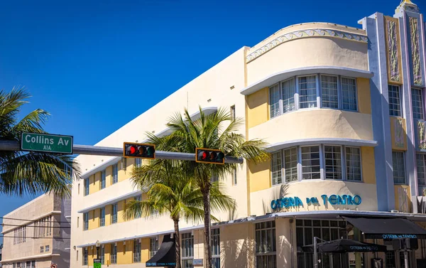 Art Deco district Miami Beach op Collins Avenue - MIAMI, FLORIDA - FEBRUARI 14, 2022 — Stockfoto