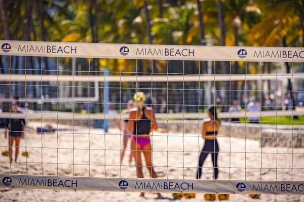 Jouer au beach ball à South Beach Miami - MIAMI, FLORIDE - 14 FÉVRIER 2022 — Photo