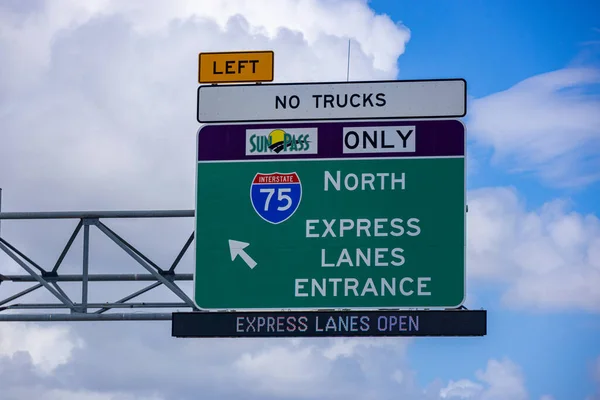 Express Lanes Entrance on the Highway - MIAMI, FLORIDA - FEBRUARY 14, 2022 — Stock Photo, Image