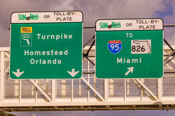 Homestead Orlando ve Miami 'nin sokak tabelaları - MIAMI, FLORIDA - 14 Şubat 2022 — Stok fotoğraf