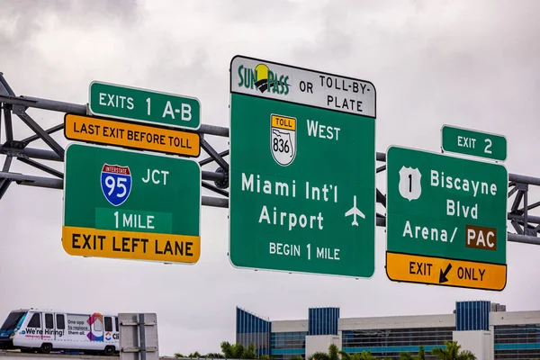 Street sign to MIA Miami Iinternational Airport - MIAMI, FLORIDA - FEBRUARY 14, 2022 — Stock fotografie