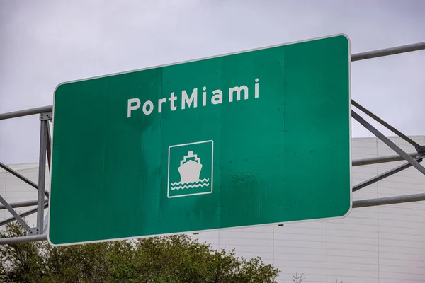 Straßenschild Port Miami - MIAMI, FLORIDA - 14. FEBRUAR 2022 — Stockfoto