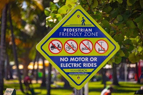 Pedestian Friendly Zone Schild in Miami Beach - MIAMI, FLORIDA - 14. FEBRUAR 2022 — Stockfoto