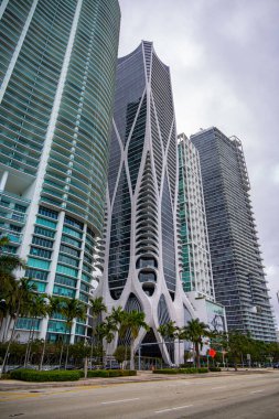 Miami şehir merkezindeki modern mimari - MIAMI, FLORIDA - 14 Şubat 2022