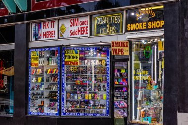 Miami Beach 'teki cep telefonu ve sigara dükkanları - MIAMI, FLORIDA - 14 Şubat 2022