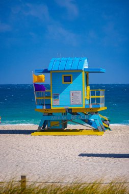 Miami Güney Sahili 'ndeki renkli cankurtaran evleri - MIAMI, FLORIDA - 14 Şubat 2022