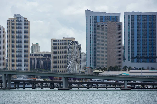 Nowoczesne drapacze chmur Downtown Miami - MIAMI, FLORIDA - LUTY 14, 2022 — Zdjęcie stockowe