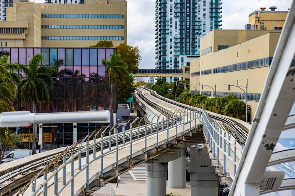 Metro Mover monorotaia nel centro di Miami - MIAMI, FLORIDA - 14 FEBBRAIO 2022 — Foto Stock