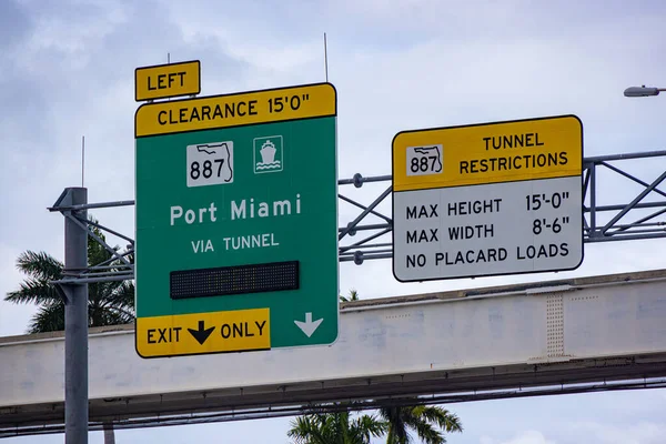 Straßenschild nach Port Miami - MIAMI, FLORIDA - 14. FEBRUAR 2022 — Stockfoto