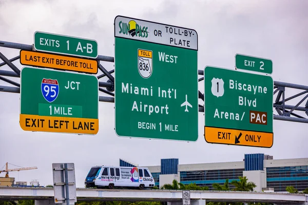 Straßenschild zum internationalen Flughafen MIA Miami - MIAMI, FLORIDA - 14. FEBRUAR 2022 — Stockfoto