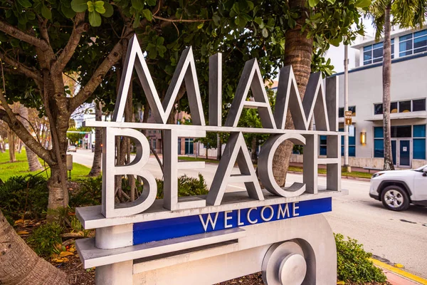 Miami Beach Willkommensschild - MIAMI, FLORIDA - 14. FEBRUAR 2022 — Stockfoto