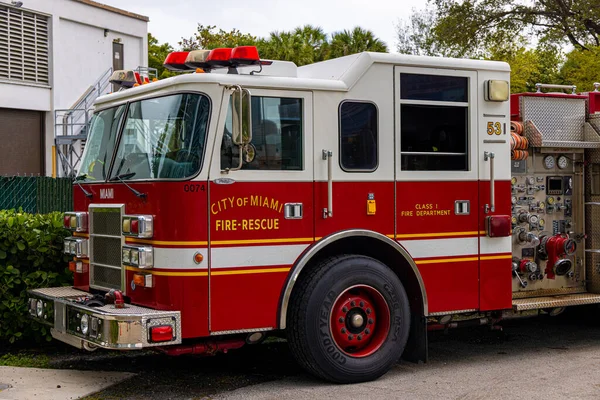 Cidade de Miami Bombeiros - MIAMI, FLORIDA - FEVEREIRO 14, 2022 — Fotografia de Stock