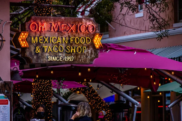 迈阿密海滩Espanola路著名的墨西哥食品和塔科店- MIAMI, FLORIDA - 2022年2月14日 — 图库照片