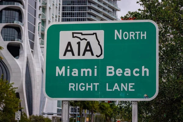 Street sign to Miami Beach and A1A - MIAMI, FLORIDA - 14 февраля 2022 — стоковое фото