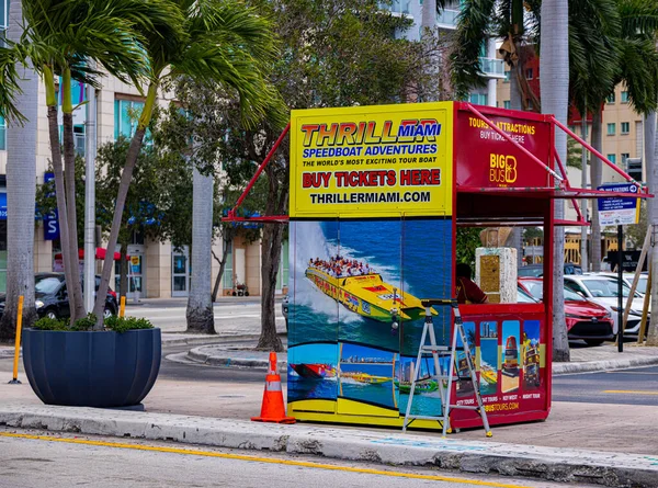 Kartenverkauf für Sightseeing Bus- und Schiffstouren in Miami - MIAMI, FLORIDA - 14. FEBRUAR 2022 — Stockfoto