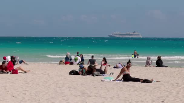 South Beach Miami em um dia ensolarado - MIAMI, FLORIDA - FEVEREIRO 14, 2022 — Vídeo de Stock