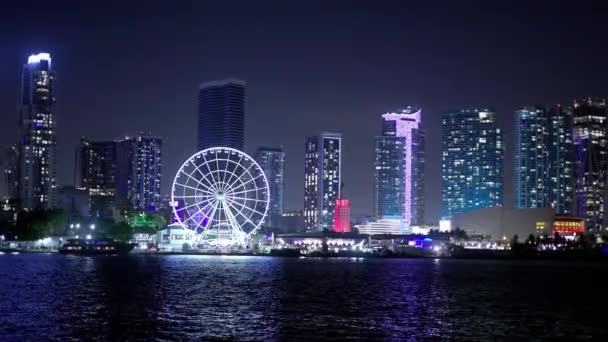 Miami Skyline felülnézetből Ferris Wheel éjjel - MIAMI, FLORIDA - FEBRUÁR 14, 2022 — Stock videók