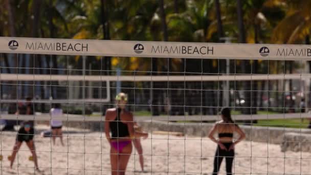 Beachball game on a court at Miami Beach - MIAMI, FLORIDA - FEBRUARY 14, 2022 — Stock Video